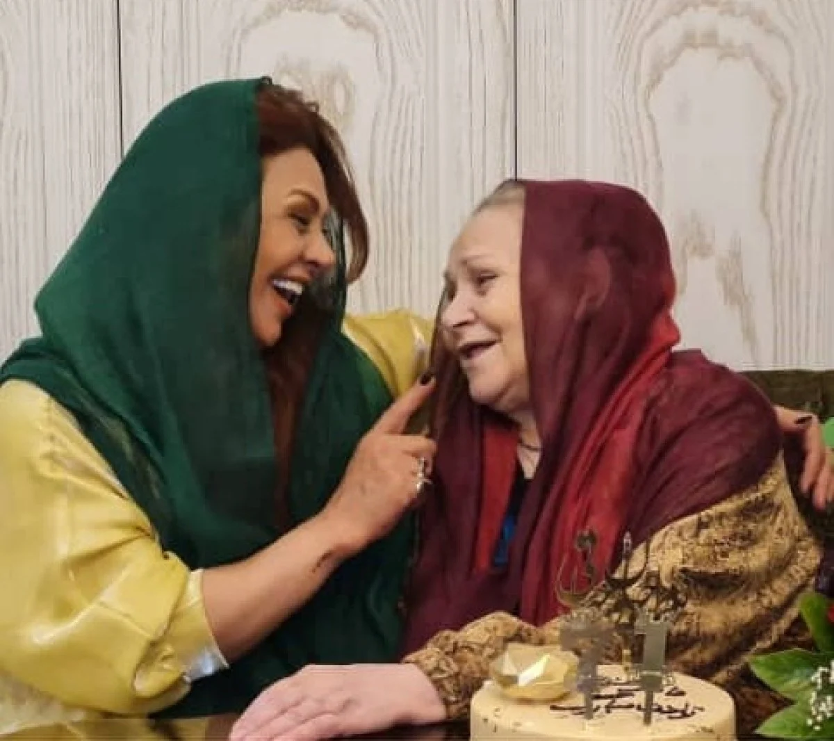 تصویری کمتر دیده‌شده از جشن تولد ۷۱ سالگی شهناز نامدار در کنار نسرین مقانلو