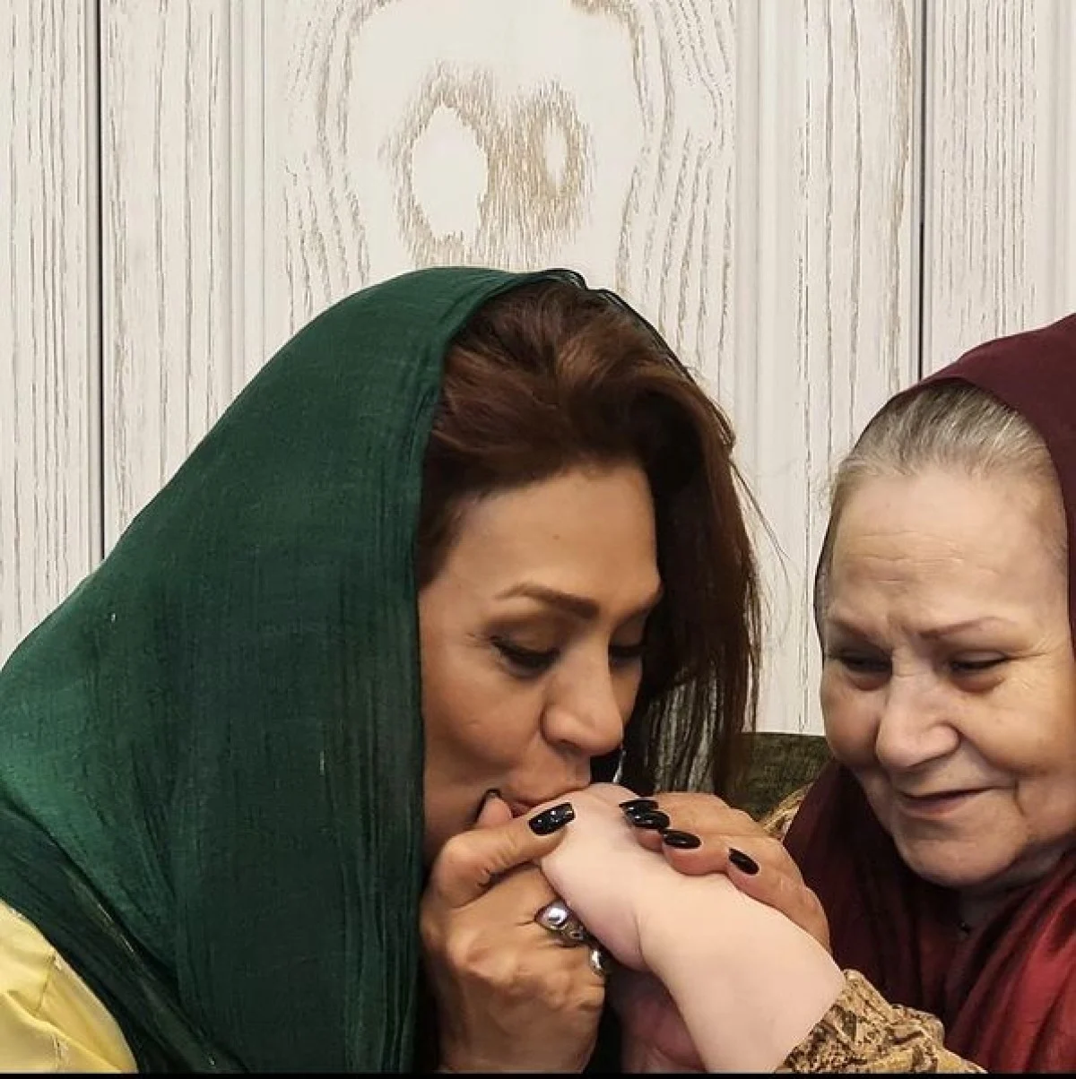 تصویری کمتر دیده‌شده از جشن تولد ۷۱ سالگی شهناز نامدار در کنار نسرین مقانلو