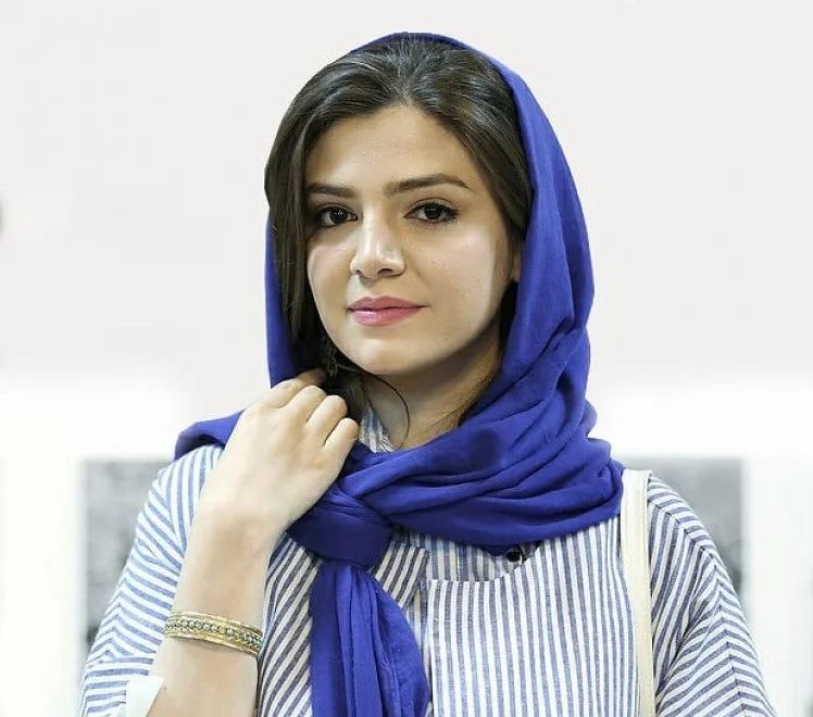 آشنایی با آوا دارویت؛ بازیگر جذاب سریال وارش که زندگی‌اش از ایتالیا تا تلویزیون ایران را در برمی‌گیرد! - تصویر شاخص