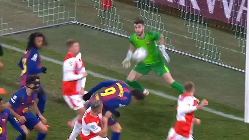 گل دوم اسلاویاپراگ به بارسلونا (گل به خودی لواندوفسکی)