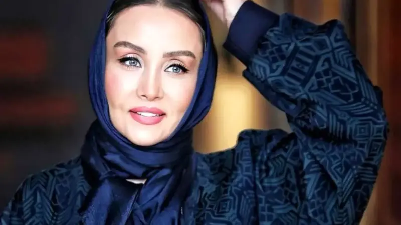 «حدیث فولادوند» در کودکی و با پدرش در کنار دریا؛ اواخر دهه ۵۰