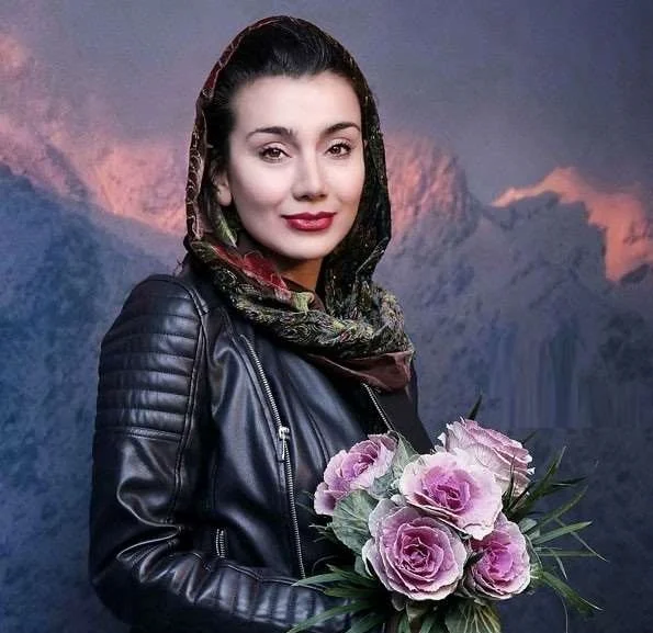 خاطره حاتمی دوباره جنجال‌ساز شد؛ واکنش مادر به ازدواج جنجالی او چه بود؟