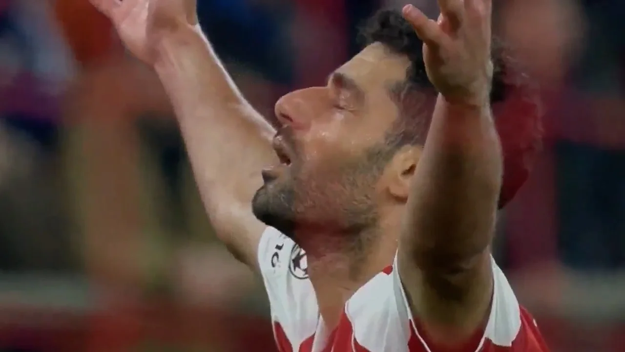 گل دوم المپیاکوس به بایرلورکوزن با شوت تماشایی طارمی - تصویر شاخص