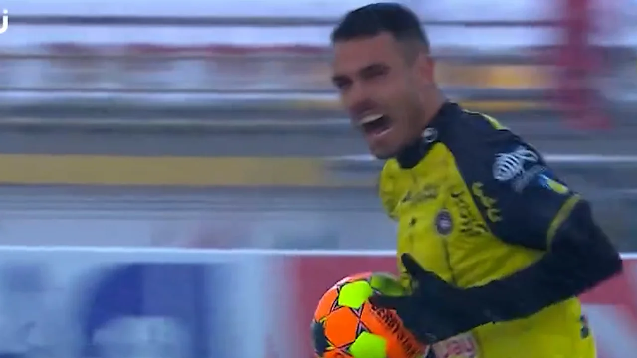 گل اول سپاهان به پرسپولیس با ضربه پنالتی آلوز - تصویر شاخص