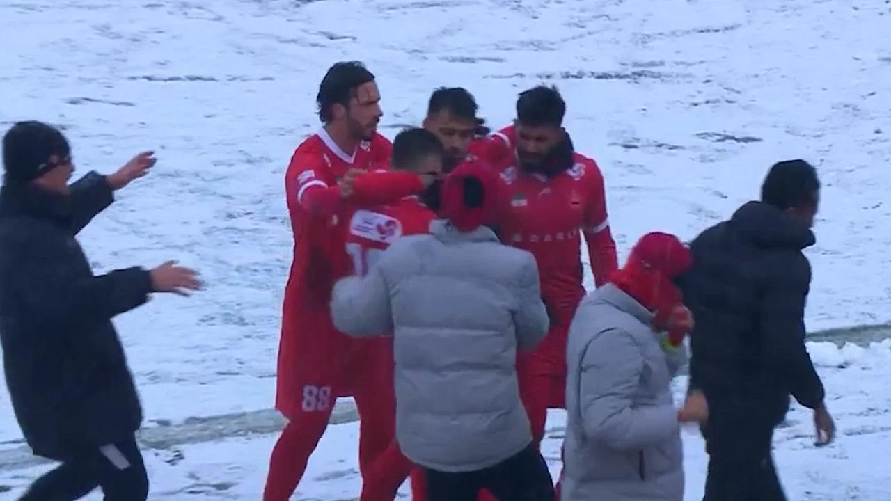 گل دوم پرسپولیس به سپاهان ایگور سرگیف - تصویر شاخص