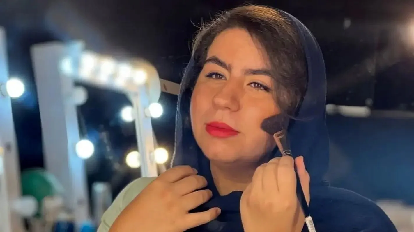 دکوراسیون مدرن منزل صهبا شرافتی بازیگر سریال نون خ؛ تخت شاه نشین وسط حیاط و حوض سه طبقه چقدر زیباست!