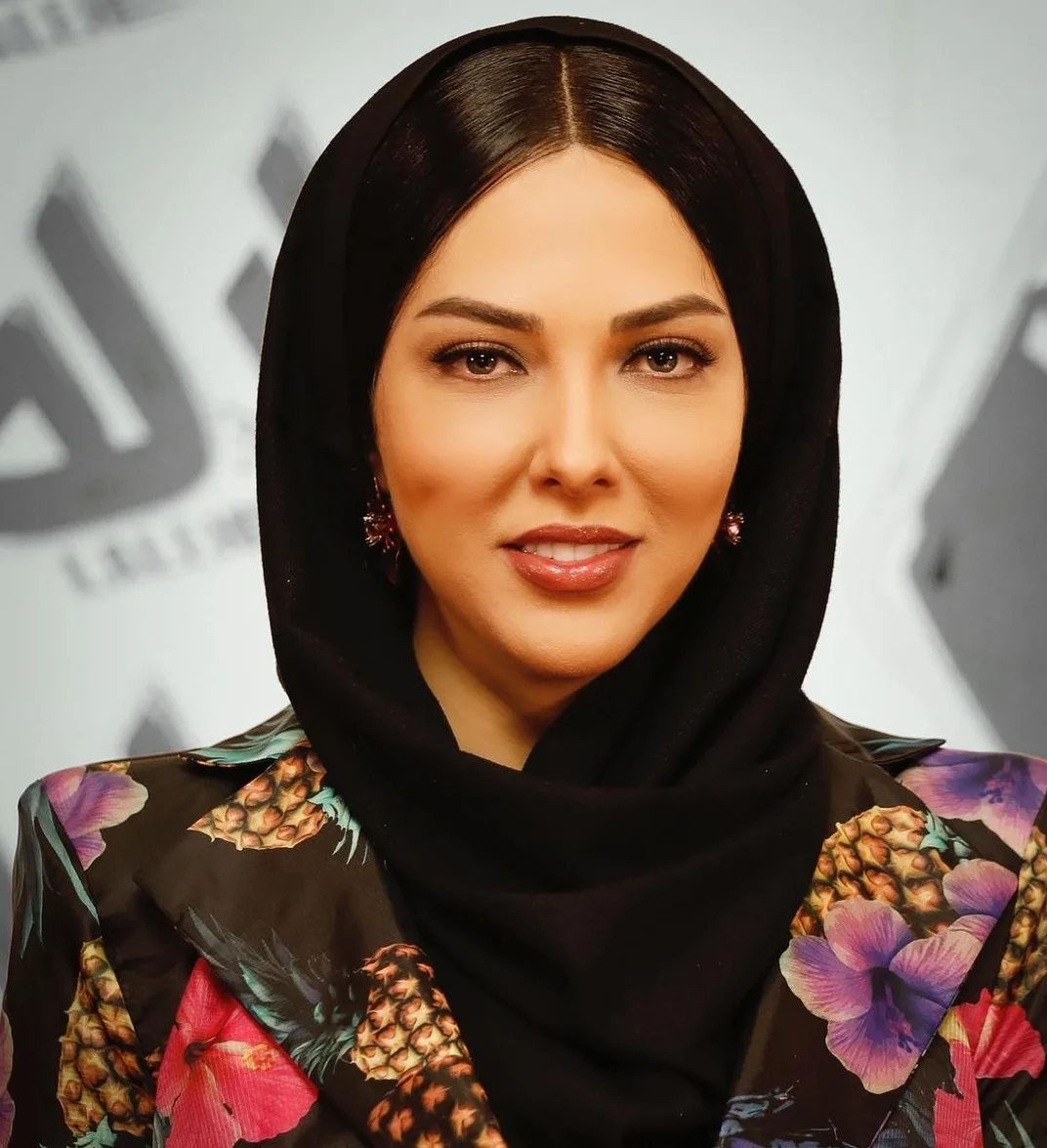 عکس| سفر در زمان ؛ تصویری خاص از «لیلا اوتادی» و «سارا خوئینی‌ها» با چادر در حرم امام رضا (ع) ؛ سال 97