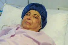 عکس | نوشته سنگ مزار نادیا گلچین و عکس جوانی اش روی سنگ قبر مشترک با پدرش