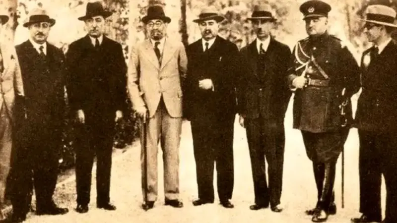 کلاهی که پهلوی به زور بر سر مردم گذاشت