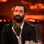 تی‌شرت جدید ایمان صفا در مراسم مادر عمو پورنگ / طرح آن چه معنی داره؟