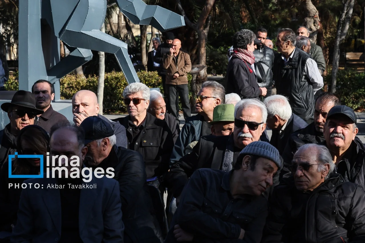 تشییع عنایت بخشی با حضور هنرمندان