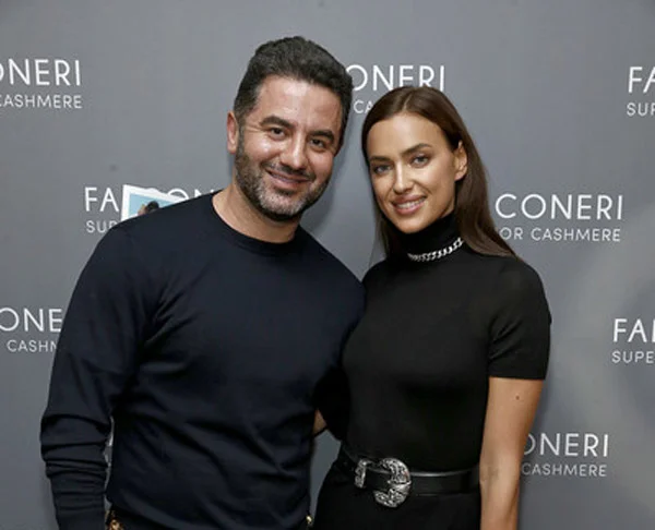 شایک در کنار مدیر برنامه هایش