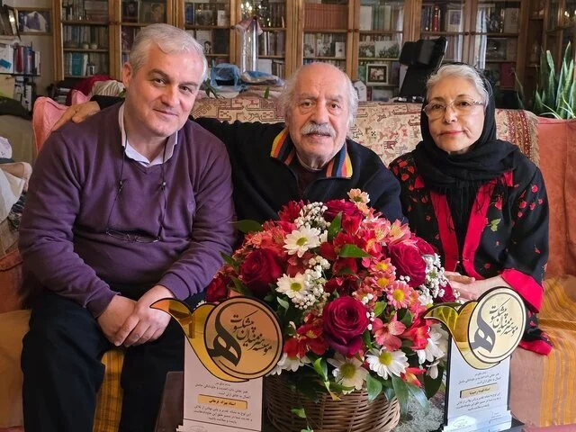 تصویر صمیمانه بهزاد فراهانی و همسرش در کنار یک مسئول سینمایی