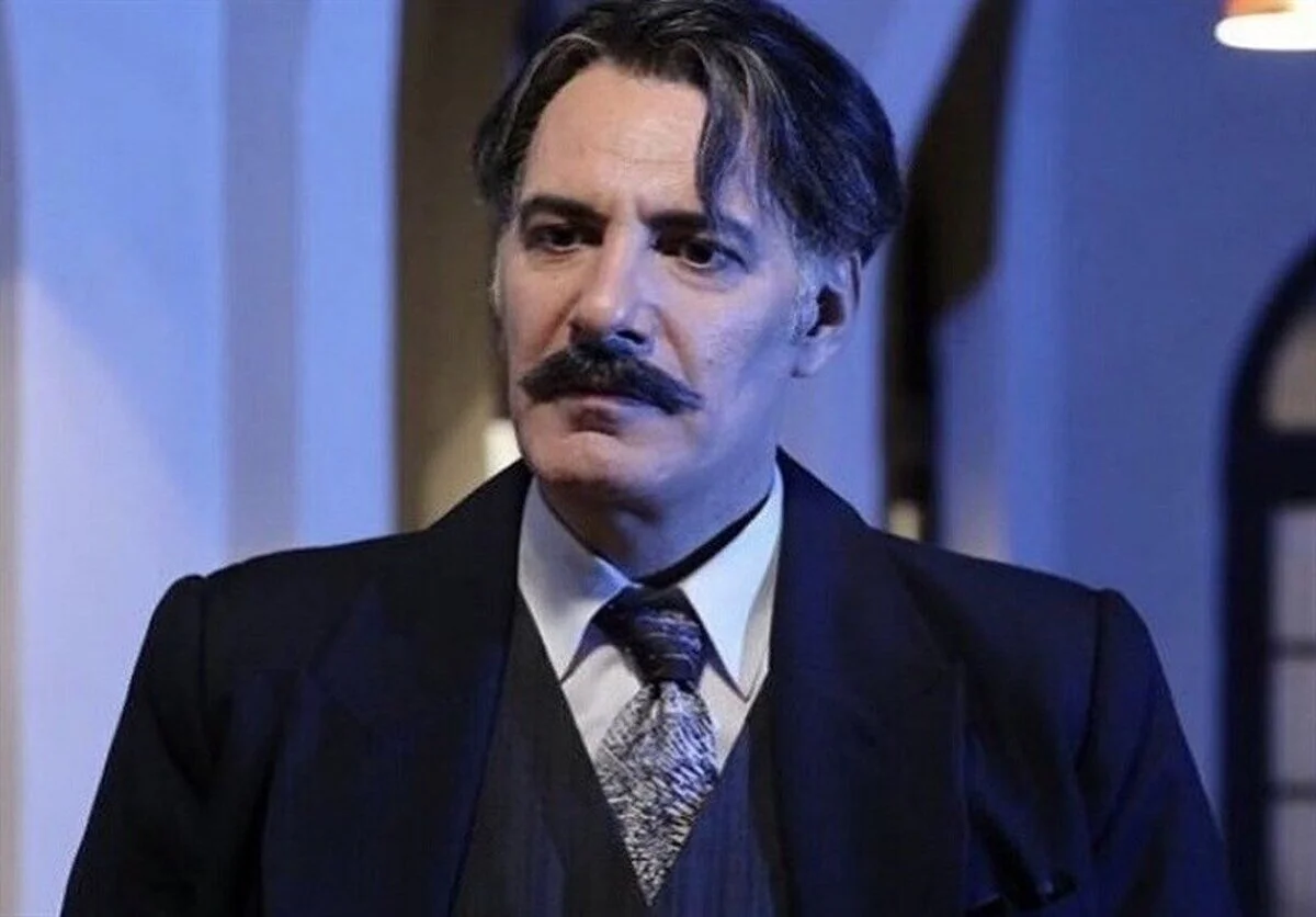 بازیگر ساختمان پزشکان با لباس کارآگاه علوی | ببینید