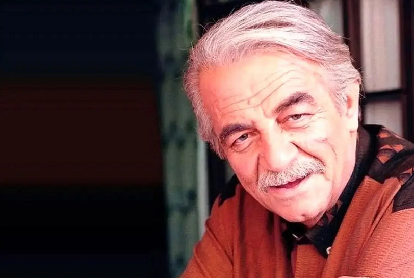 تصویری ناب از ملاقات عباس مهرپویا و منوچهر نوذری در کافه‌ای دهه ۵۰ که شما را به گذشته می‌برد! - تصویر شاخص