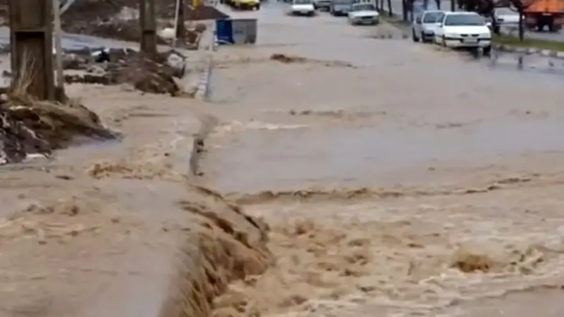 فیلم| بارش سیل‌آسای بی‌سابقه در مریوان کردستان؛ لحظاتی نفس‌گیر ثبت شد!