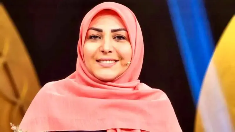 المیرا شریفی مقدم با عبای سبز و سرخابی؛ استایل متفاوت مجری محبوب تبریزی