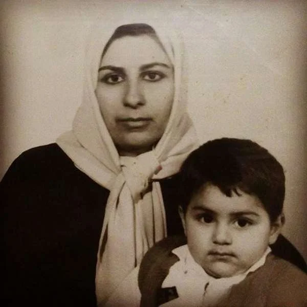 عکس کودکی بابک انصاری در کنار مادرش 