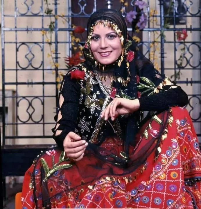 جوانی اکرم بنایی در لباس محلی