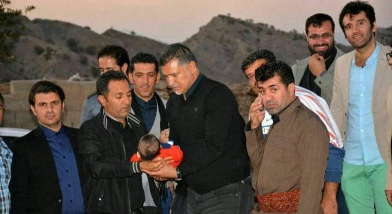 علی دایی در زلزله کرمانشاه