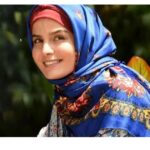 غزاله اکرمی با هودی آبی و کیف خردلی؛ استایل اسپرت خانم بازیگر جلب توجه کرد - چهره‌ها