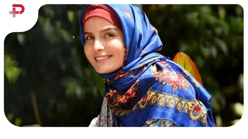 غزاله اکرمی با هودی آبی و کیف خردلی؛ استایل اسپرت خانم بازیگر جلب توجه کرد