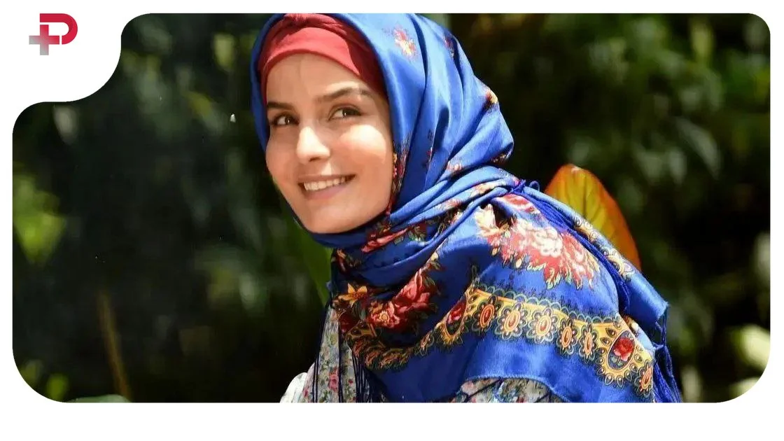 غزاله اکرمی با هودی آبی و کیف خردلی؛ استایل اسپرت خانم بازیگر جلب توجه کرد - چهره‌ها