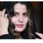 چهره خسته غزاله اکرمی بعد از پیادهروی؛ خانم بازیگر چقدر زیباست - اخبار