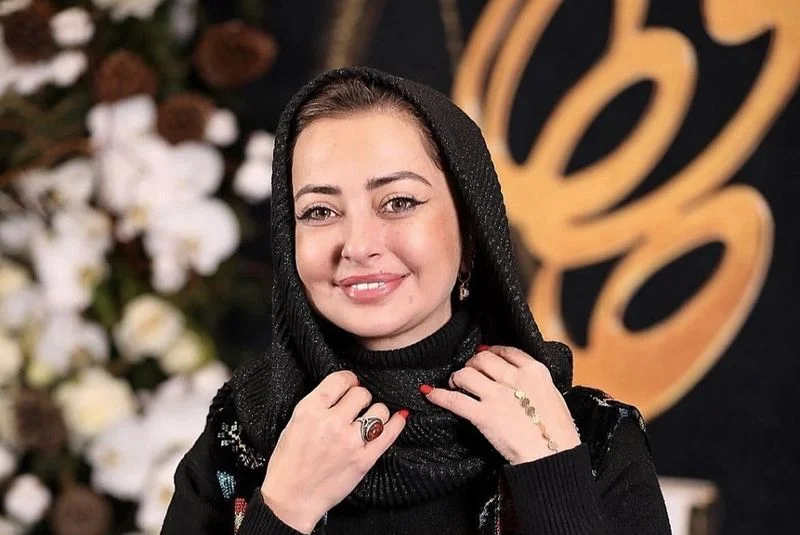 چیدمان شاهانه خانه قبلی نفیسه روشن؛ لوستر آویز طلا و مبل‌های سلطنتی - تصویر شاخص