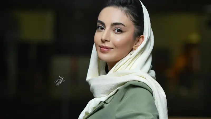 چهرۀ بامزه «مهشید جوادی» با کلاه 4 سال بعد از «بچه مهندس» در یک کافه