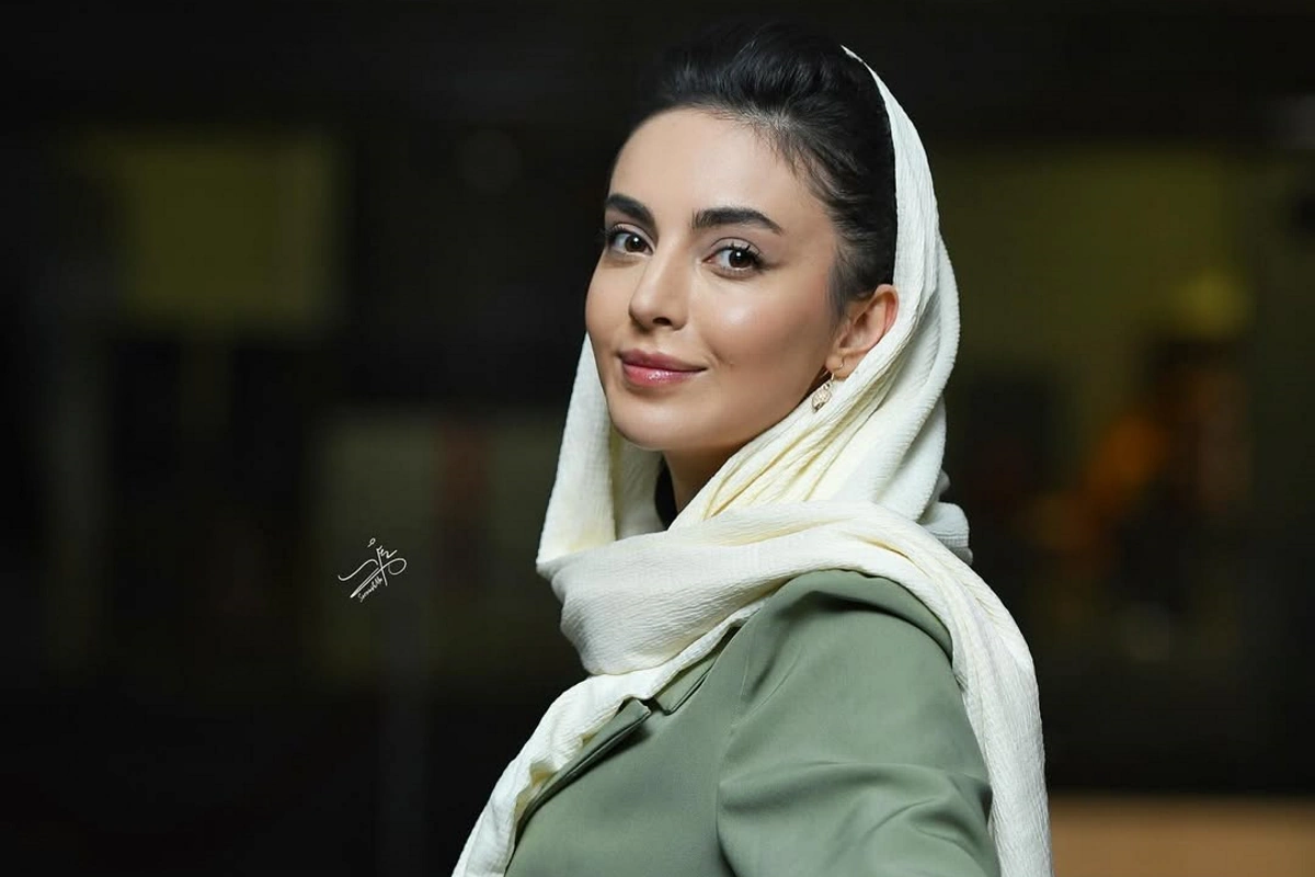 چهرۀ بامزه «مهشید جوادی» با کلاه 4 سال بعد از «بچه مهندس» در یک کافه