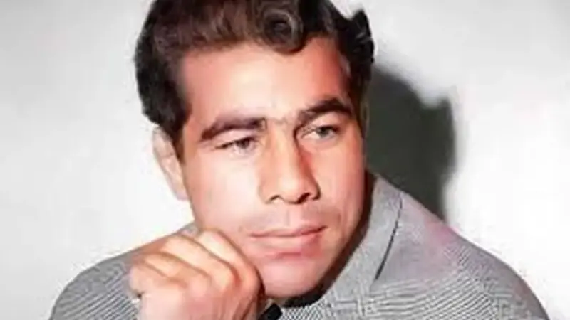 عکس| سفر به گذشته؛ غلامرضا تختی در کنار آرامگاه فردوسی دیده شد!