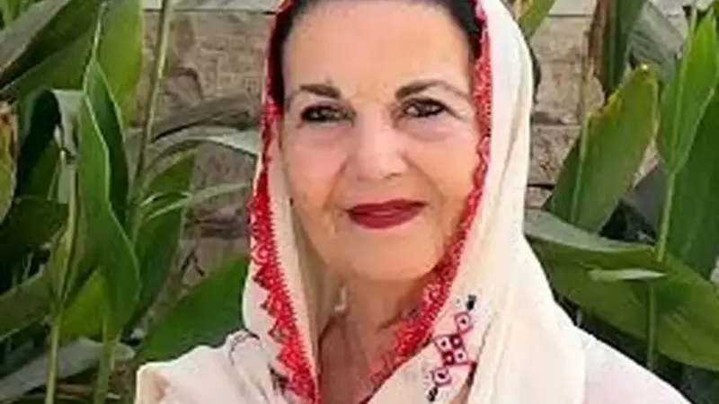 عکس| سفر در زمان؛ «پوری بنایی» 38 ساله با هفت‌تیر در کنار «پیتر گریوز»؛ سال 57