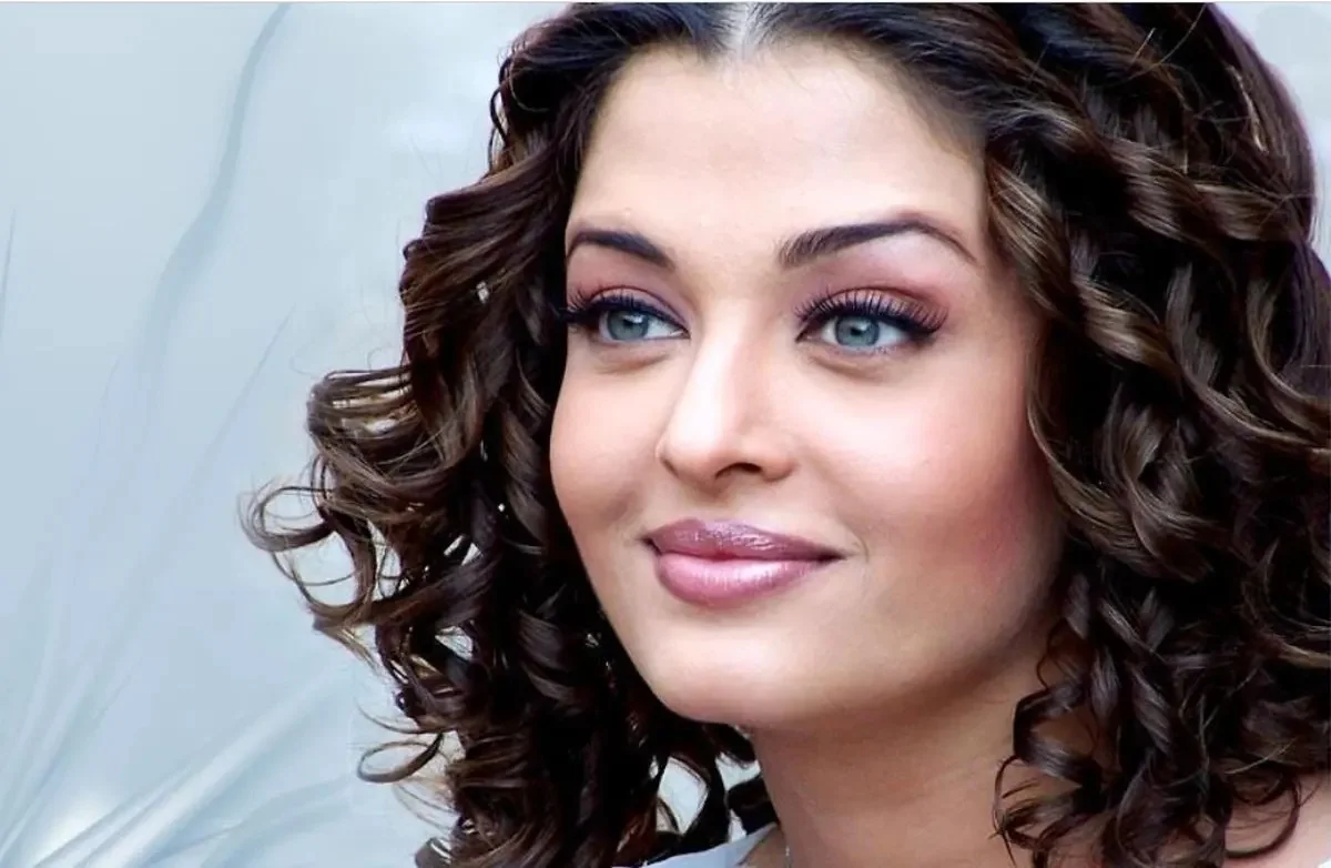 راز چشمان جادویی آیشواریا رای؛ لباس قرمز با تزئین طلا بازیگر بالیوودی خبرساز شد - چهره‌ها