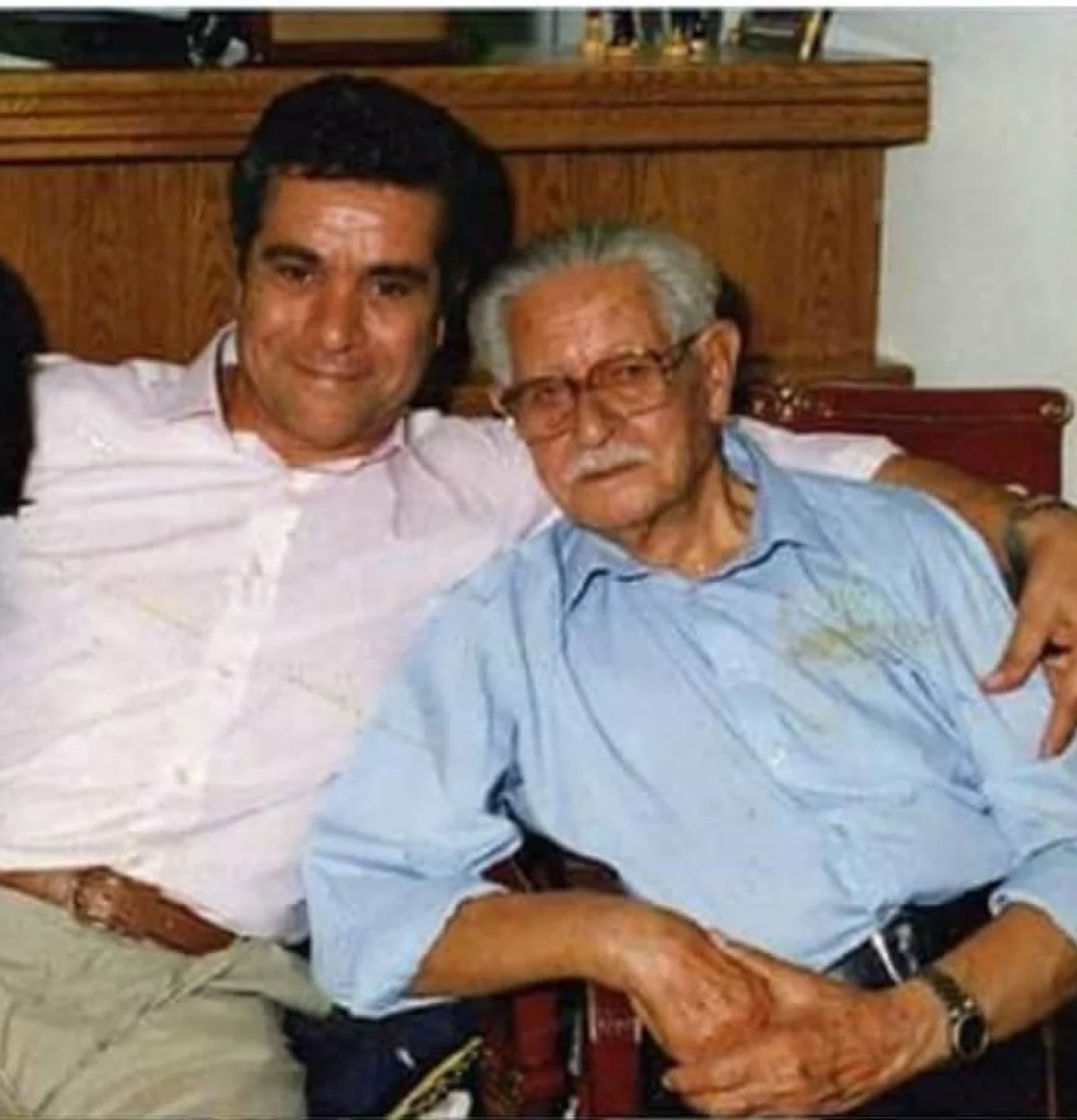 زمانگردی/دیدار بهروز وثوقی با پدرش پس از ۲۰ سال؛ عکسی که وایرال شد