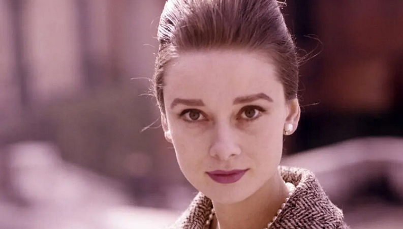 عکس| آدری هپبورن در سال 1951 کنار صخره‌های گچی انگلستان