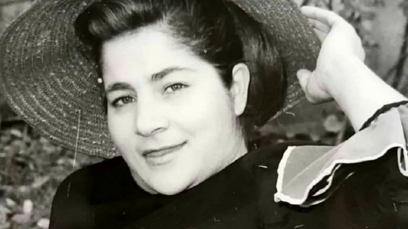 عکس| نگاهی نادر به جوانی «آفت» خواننده افسانه‌ای قبل انقلاب در خانه شخصی‌اش