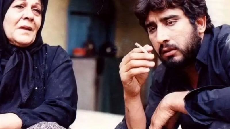 عکس| تصویری نادر از «علی» سریال آینه عبرت در 29 سالگی کنار چنگیز وثوقی در سال 71