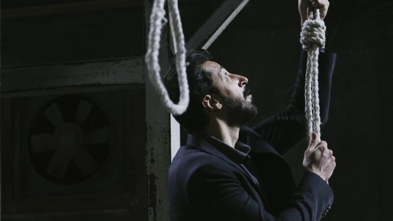 عکس| گریه بهرام افشاری در سوگ یکی از جان‌باختگان اعتراضات دی ماه 1404