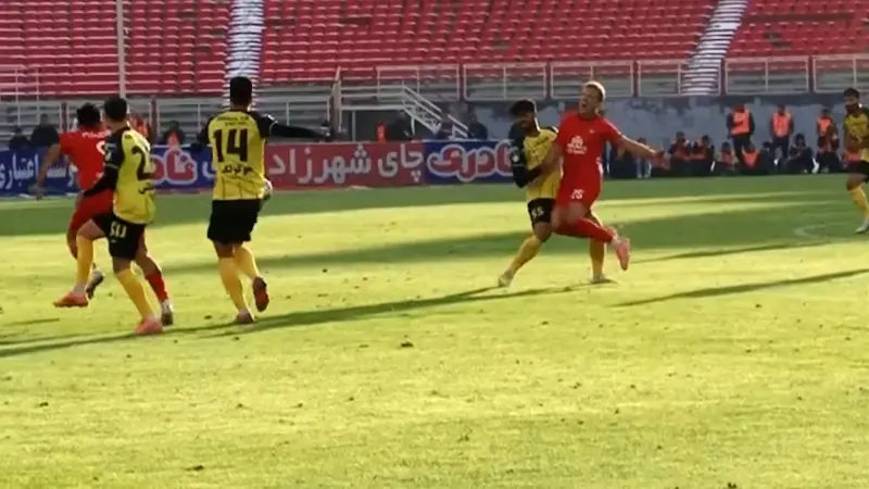 اخراج محمدامین حزباوی و ده نفره شدن سپاهان مقابل تراکتور