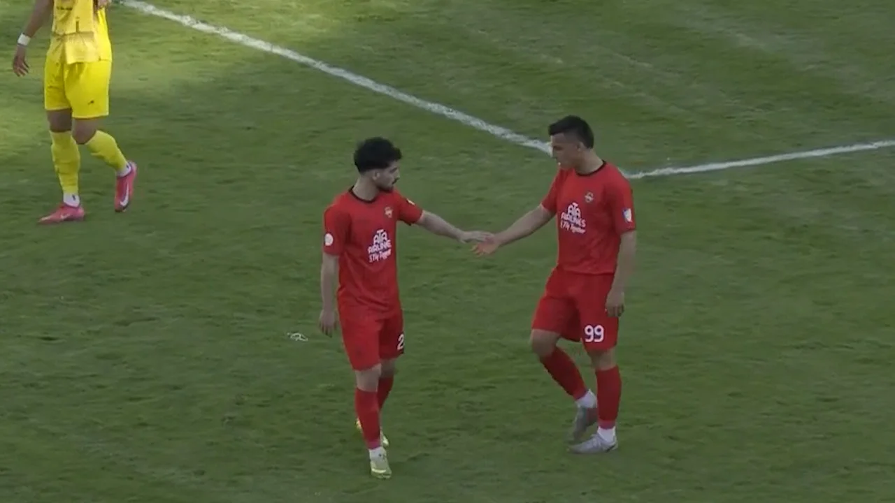 گل اول تراکتور به فجرسپاسی روی ضربه سر امیرحسین حسین‌زاده - تصویر شاخص