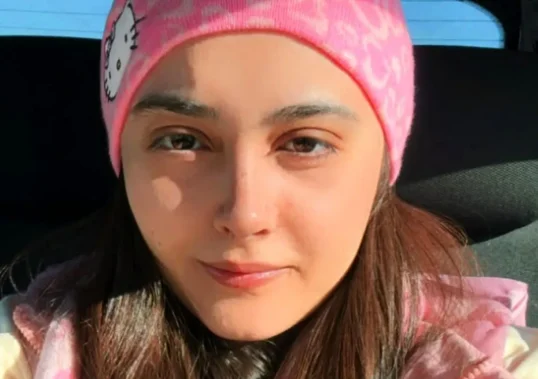 عکس| سفر در زمان؛ صمیمیمت «ستاره و خسروخان» در پشت‌صحنه سریال «سوجان»