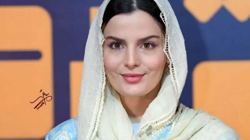 سفر به گذشته با عکس نایاب از سولماز حصاری و غزاله اکرمی در ۱۹ سالگی! 