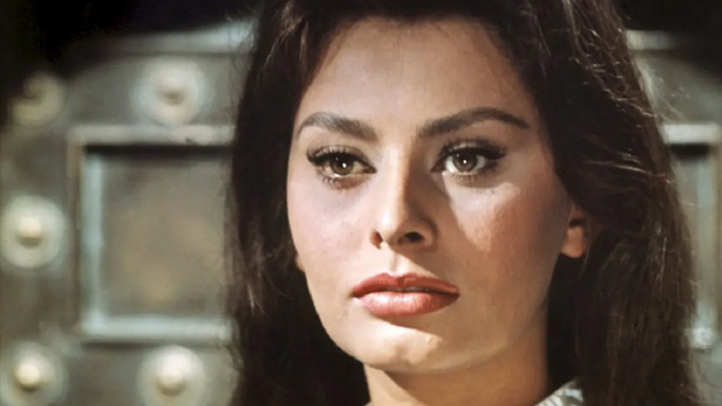 عکس| سفر در زمان؛ سوفیا لورن زیبا و جوان در آستانه ملاقات با ملکه الیزابت در لندن ۱۹۵۷