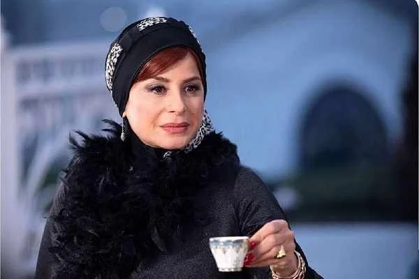 سفر زمان| چهرۀ سیما تیرانداز با چادرنماز در پشت‌صحنۀ «از یادها رفته»