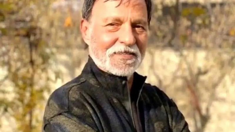 عکس| سفر به دهه ۵۰ ؛ تصویری خاص از مرتضی عقیلی و پسرش؛ تصویری که تاریخ را زنده می‌کند!