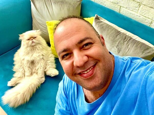 کیک تولد علی اوجی با مجسمه‌ای از خودش؛ ماشین قدیمی و عروسکی زیبا