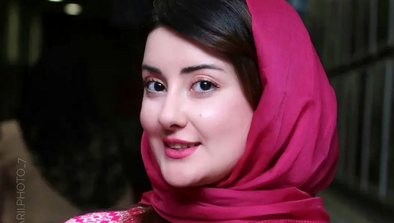 عکس| سفر در زمان؛ تغییر چهرۀ مرجان متقی (فرانک سریال سوجان) در پشت‌صحنه سریال «رویای ریحانه»