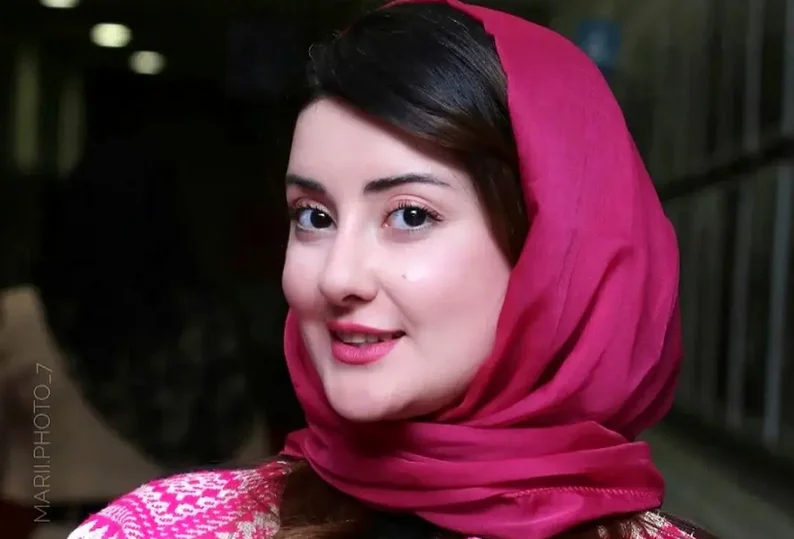 سفر در زمان؛ تغییر چهرۀ مرجان متقی (فرانک سریال سوجان) در پشت‌صحنه سریال «رویای ریحانه» - اخبار