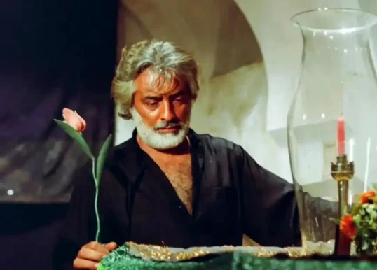 تصویر نادر از محمدعلی فردین در 33 سالگی پشت صحنه ی در سال 42 - اخبار